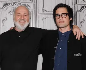 Imagem ilustrativa da imagem Filho acusado de matar Rob Reiner teria deixado rastro de sangue em hotel