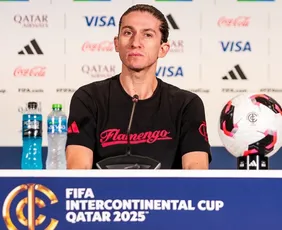 Imagem ilustrativa da imagem Filipe Luís é o candidato favorito para assumir o Bayer Leverkusen, diz TV