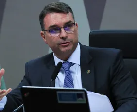 Imagem ilustrativa da imagem Flávio visita Bolsonaro, apela a centrão por apoio e diz que telefonou para Kassab