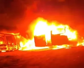 Imagem ilustrativa da imagem Incêndio destrói 38 ônibus em garagem de empresa no Sul do ES
