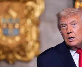 Imagem ilustrativa da imagem Trump xinga e mostra dedo do meio após ser chamado de 'protetor de pedófilo'