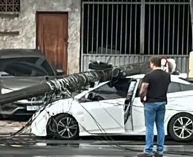 Imagem ilustrativa da imagem Motorista de aplicativo cochila ao volante e derruba poste em Cariacica