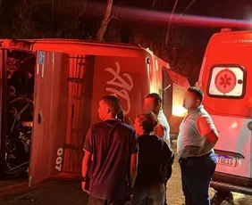 Imagem ilustrativa da imagem Ônibus de turismo tomba e deixa dois mortos na BR 262 em Ibatiba