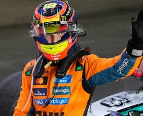 Imagem ilustrativa da imagem Piastri larga na frente na penúltima prova no ano