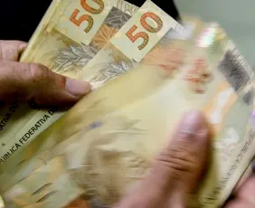 Imagem ilustrativa da imagem Governo antecipa 13º salário de aposentados e pensionistas do INSS em 2 parcelas