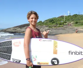 Imagem ilustrativa da imagem Surfista Eric Grattz sobe ao pódio em Linhares