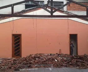 Imagem ilustrativa da imagem Teto de igreja desaba após fortes chuvas em Vila Velha; comunidade pede ajuda