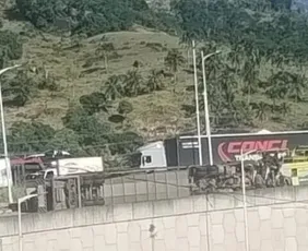 Imagem ilustrativa da imagem Trânsito na BR-101 é totalmente liberado após remoção de carreta-cegonha