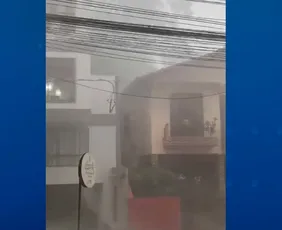 Imagem ilustrativa da imagem VÍDEO | Domingos Martins registra temporal nas ruas e estádio fica alagado