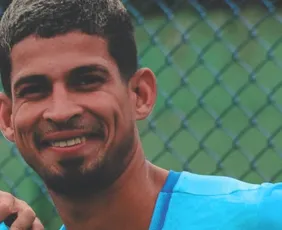 Imagem ilustrativa da imagem ⁠Vitória renova contrato com volante Jonata