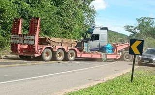 Imagem ilustrativa da imagem Acidente com duas vítimas fatais interdita BR-101 em Fundão