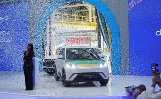 Imagem ilustrativa da imagem Gigante chinesa BYD bate Tesla com recorde de vendas anuais de carros elétricos