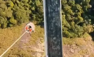 Imagem ilustrativa da imagem Equipamento de parapente dá problema e piloto precisa ser resgatado em Cariacica