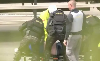 Imagem ilustrativa da imagem Motorista de caminhão é resgatado após 4 horas com suposto explosivo em São Paulo