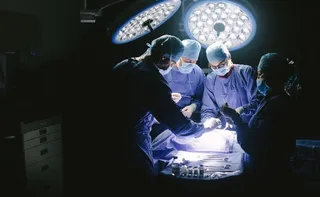 Imagem ilustrativa da imagem Teste feito em segundos, que pressiona ponta do dedo, ajuda a tratar choque séptico