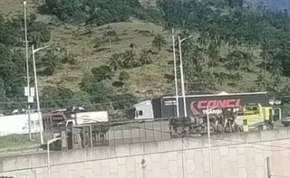 Imagem ilustrativa da imagem Trânsito na BR-101 é totalmente liberado após remoção de carreta-cegonha