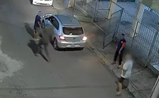 Imagem ilustrativa da imagem VÍDEO | Suspeitos levam carro de morador e atiram contra vítima em Vila Velha