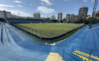 Imagem ilustrativa da imagem Vitória Futebol Clube entrega uniformes e bolas para núcleos infantis