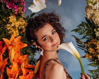 Imagem ilustrativa da imagem Aline Maria entre flores, espinhos e música em álbum