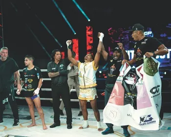 Imagem ilustrativa da imagem Denis Jr conquista cinturão em noite histórica na Serra