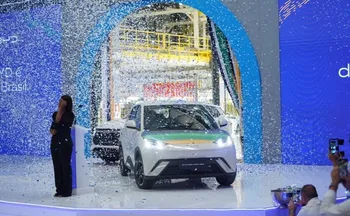 Imagem ilustrativa da imagem Gigante chinesa BYD bate Tesla com recorde de vendas anuais de carros elétricos