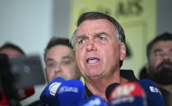 Imagem ilustrativa da imagem Para 54%, Bolsonaro quis fugir; 33% culpam surto por dano à tornozeleira