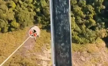 Imagem ilustrativa da imagem Equipamento de parapente dá problema e piloto precisa ser resgatado em Cariacica