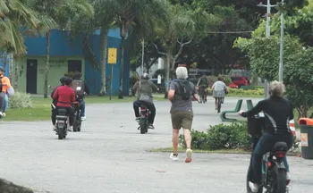 Imagem ilustrativa da imagem Moradores pedem mais rigor com bicicletas elétricas em parques, praças e calçadas