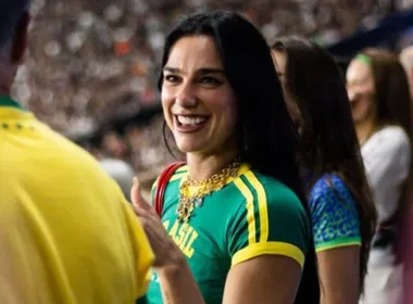 Imagem ilustrativa da imagem Dua Lipa encontra Sabrina Sato em ensaio da Vila Isabel e vai a jogo no Rio