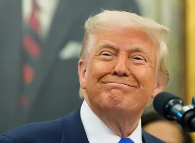 Imagem ilustrativa da imagem 'Grande vitória', diz Trump sobre Flávio Bolsonaro ter ficado à frente no 1º turno