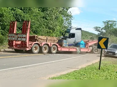 Segundo testemunhas, dois homens, com os corpos cobertos e utilizando toucas, chegaram ao local e um deles entrou no bar onde estava o menor e atirou