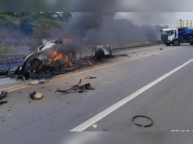 Acidente envolveu uma caminhonete e uma minivan