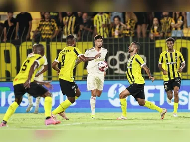 Christian comemora um dos seus dois gols na goleada cruzeirense