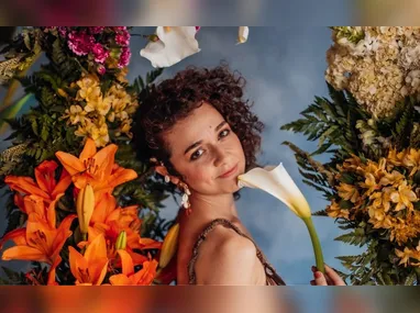 Imagem ilustrativa da imagem Aline Maria entre flores, espinhos e música em álbum