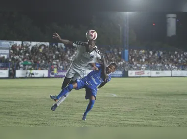 Jogadores do Vitória comemoram o gol de Patrick, no primeiro tempo