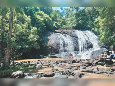 Na Prainha, além de apreciarem a paisagem, visitantes podem embarcar em um passeio de Aquaviário