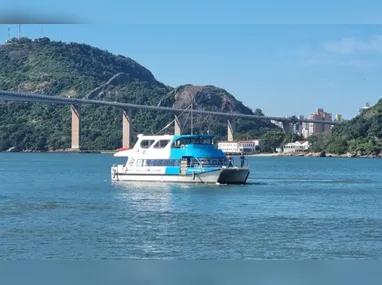 Fiscais da prefeitura durante a ação, realizada na Área de Proteção Ambiental Baía das Tartarugas, em Vitória