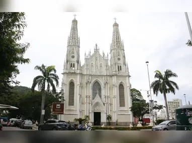 Marcelo Falqueto faz um coração em homenagem à amiga, Aline Bianca, que faleceu em decorrência de um infarto, em fevereiro deste ano