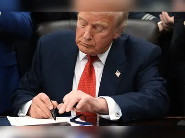 Em junho, Trump assinou um decreto que proibiu a entrada nos EUA de pessoas vindas de 12 países, em sua maioria da África e do Oriente Médio