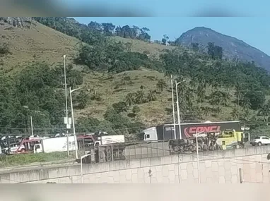 Carreta-cegonha foi removida do viaduto no início da tarde desta terça-feira