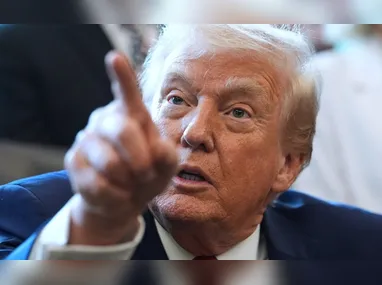 O presidente Donald Trump conversa com repórteres na Sala de Imprensa James Brady, na Casa Branca