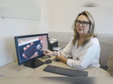 Ônibus com o adesivo indicando a paralisação prevista para terça-feira