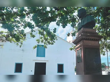 Nova unidade do Carvoeiro Brasa & Bar chega à Rota da Ferradura, em Guarapari, com foco em carnes defumadas e pratos para compartilhar