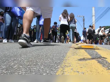 Marina, de 16 anos, e o pai, professor e diretor do Leonardo da Vinci, Mário  Broetto farão a prova