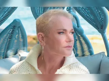 Agentes da Polícia Rodoviária Federal durante abordagem a veículo em rodovia do Estado