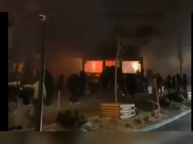 Vídeos do momento do incidente mostram a estação tomada pelas chamas e pessoas gritando