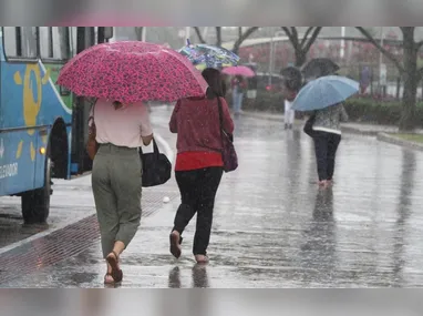 Válidos entre esta terça (2) e quarta-feira (3), os alertas laranja e amarelo preveem chuvas e ventos fortes, além de queda de granizo