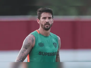 Arana foi anunciado ontem e já vestiu a camisa do Fluminense