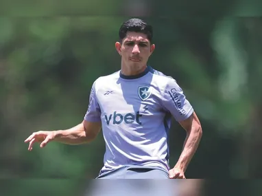 Arana foi anunciado ontem e já vestiu a camisa do Fluminense