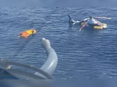 Pedestres caminham em frente ao palácio presidencial de Miraflores e tentam fugir após explosões no centro de Caracas